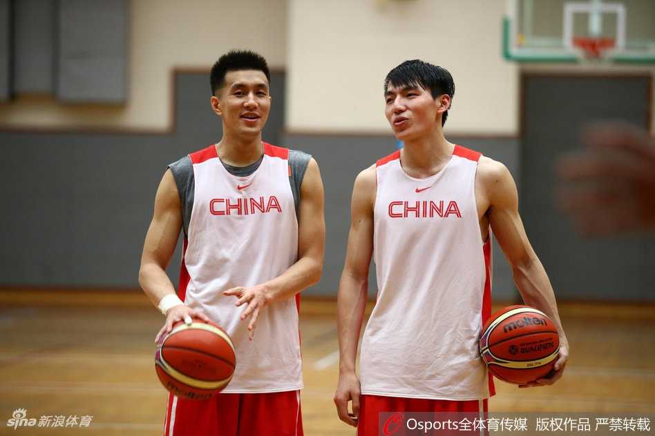 男篮蓝队香港备战风云:易建联领军剑指世预赛 男篮核心易建联在训练中目光如炬,神情专注地投入每一个战术配合,领袖气质尽显无疑。