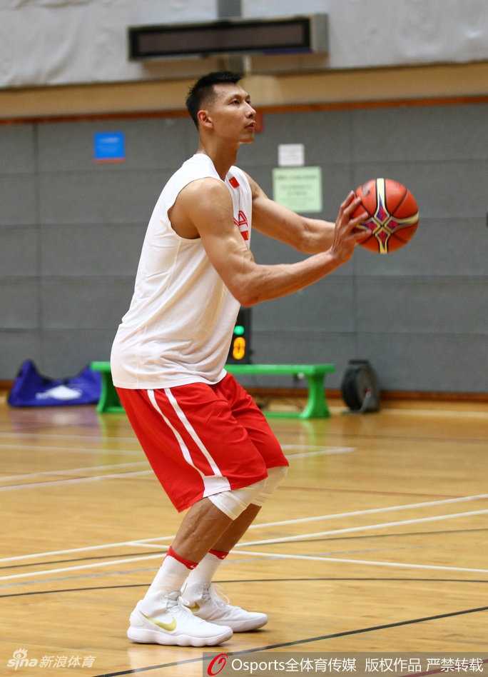 男篮蓝队香港备战风云:易建联领军剑指世预赛 赛后全队围成一圈激情庆祝,易建联振臂高呼,这一刻所有的努力和汗水都化作了胜利的喜悦。