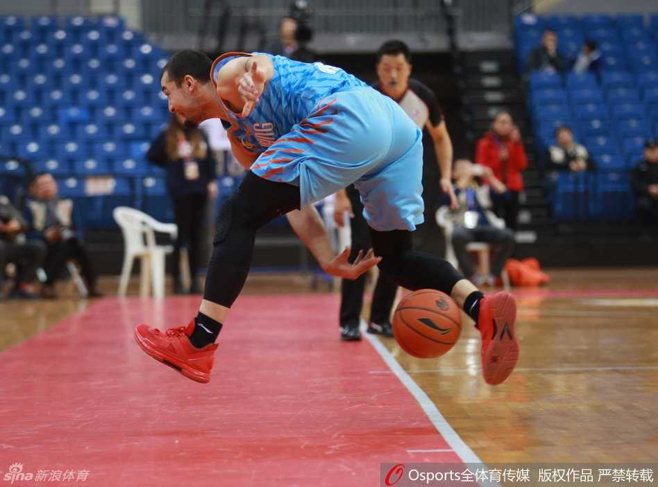 李根在挡拆后错位面对大个子，冷静抛投划出美妙弧线