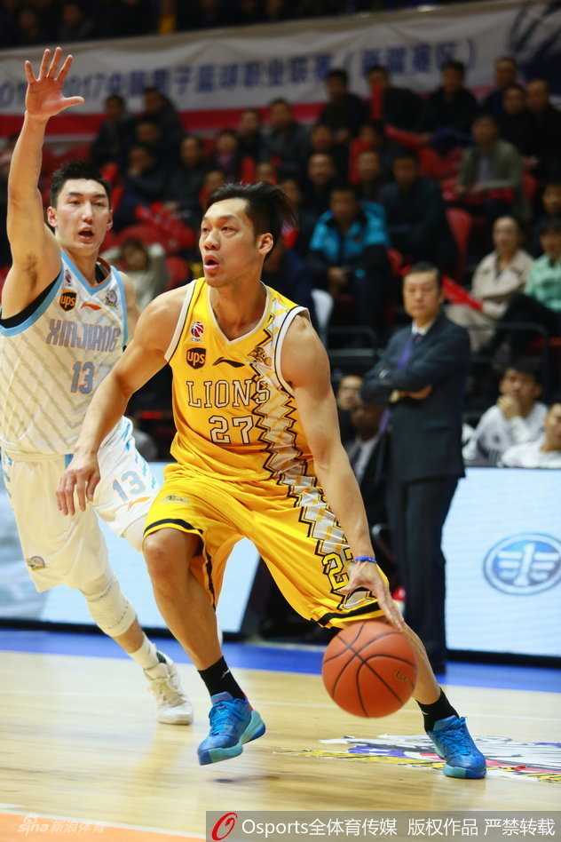 新疆队长周琦在篮下展现恐怖统治力，他伸直长臂在胡金秋头上摘下关键篮板，落地后立即二次起跳，双手将球狠狠灌入篮筐，点燃了全场的气氛。