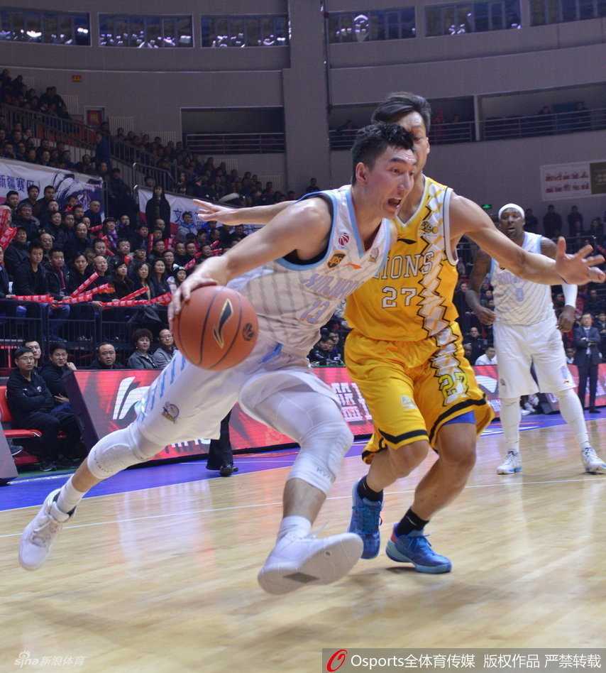 广厦队胡金秋在篮下展现梦幻脚步，他背身单打转身抹入禁区，面对周琦的补防毫无惧色，高高跃起将球放入篮筐，展现出新生代内线的细腻技术。