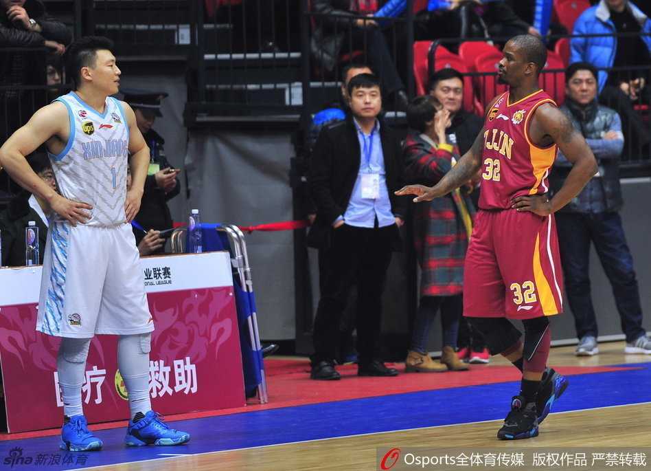 李根在三分线外双手抱球，屈膝瞄准，准备出手三分远投