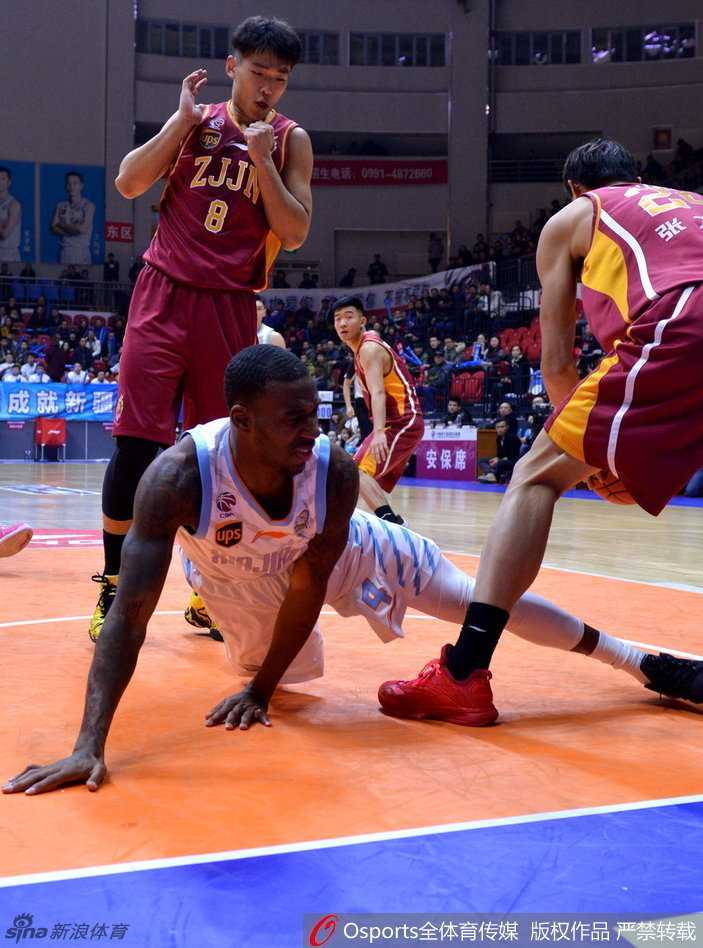 周琦利用身高臂展优势，面对防守球员轻松上篮得手