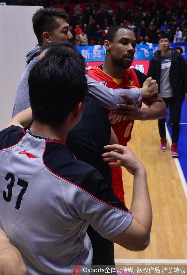 疆深赛后火爆冲突,外援萨林杰怒踹广告牌 赛场上的硝烟还未散尽,西热力江与深圳外援朗福德在退场时手臂交缠,两人眼中都冒着火星,一旁的队友赶忙上前试图将两人分开。