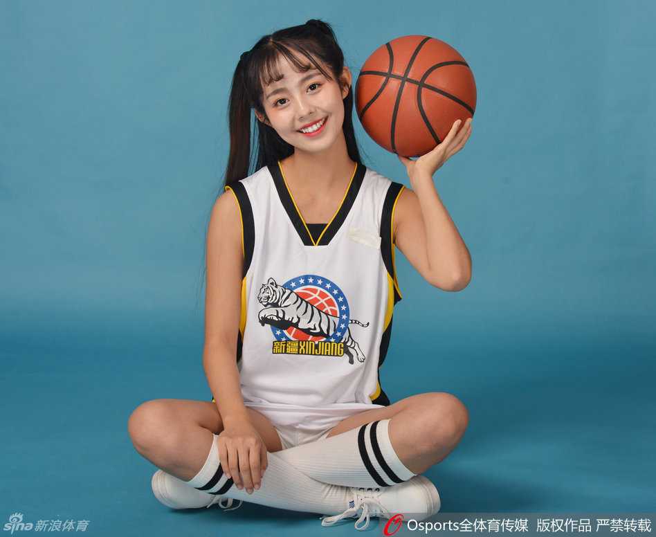 两位宝贝背靠背摆出酷炫造型，默契十足的笑容背后，是无数次排练后对球队胜利的共同渴望。