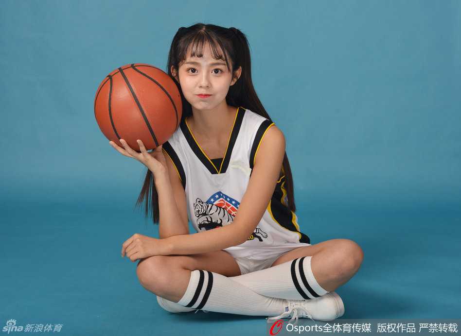 热力四射的疆篮宝贝在赛场中央跃起，裙摆飞扬，用瞬间的定格点燃全场沉寂的激情。