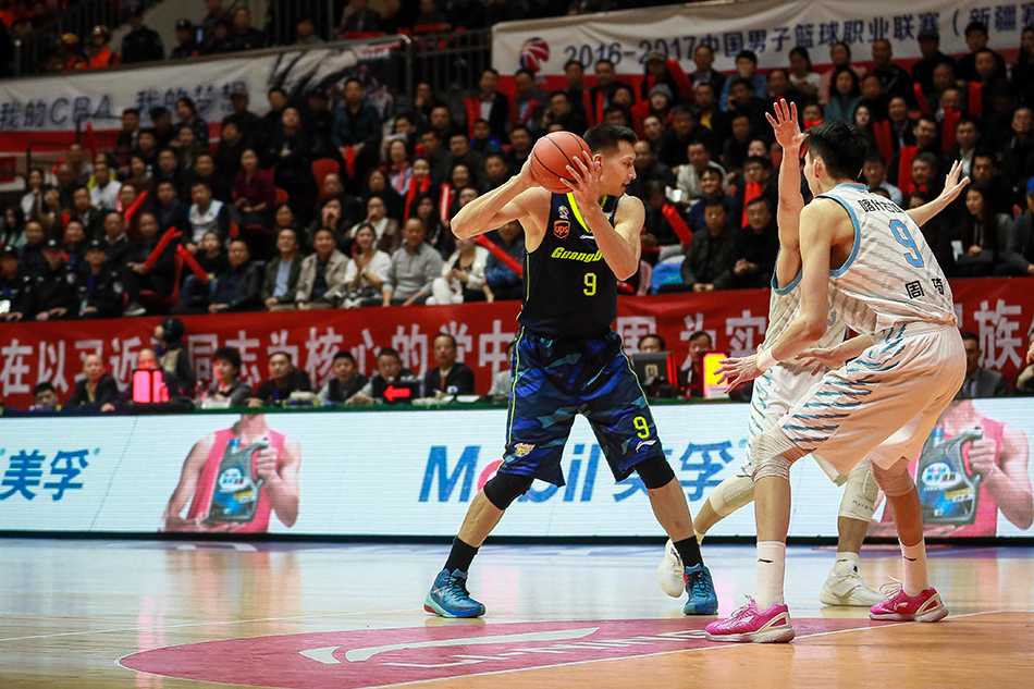 疆粤大战巅峰决,新王登基破魔咒——回顾2017CBA总决赛 新疆广汇队外援亚当斯如闪电般撕裂广东防线,在易建联与周鹏的联手围堵下强行突破上篮