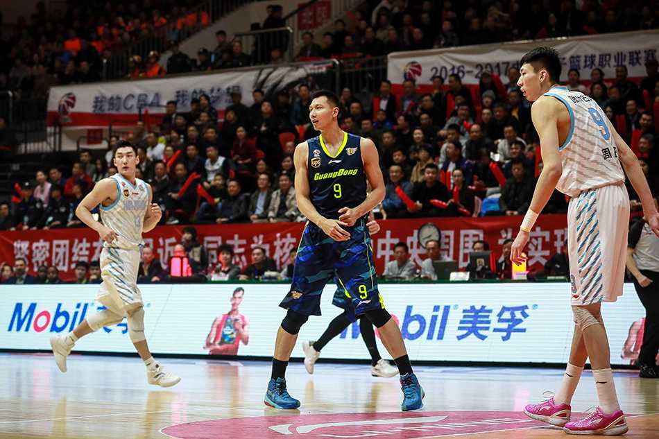 疆粤大战巅峰决,新王登基破魔咒——回顾2017CBA总决赛 周琦在易建联头顶完成惊天补扣,长臂挂筐俯视防守者,彰显禁飞区霸主气势