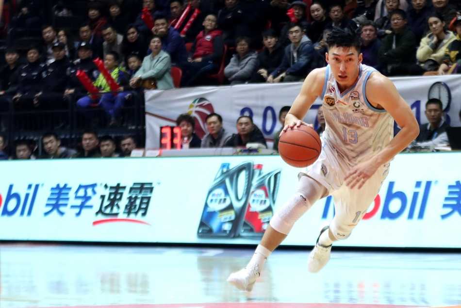 疆粤大战烽火起,卫冕冠军红山主场惨遭华南虎血洗 广东队外援斯隆在三人包夹的缝隙中送出一记精准的击地传球,篮球如同长了眼睛一般穿越人群,而篮下的易建联已经卡住身位,高高跃起,准备完成一次势大力沉的单手劈扣,整个配合妙到毫巅。