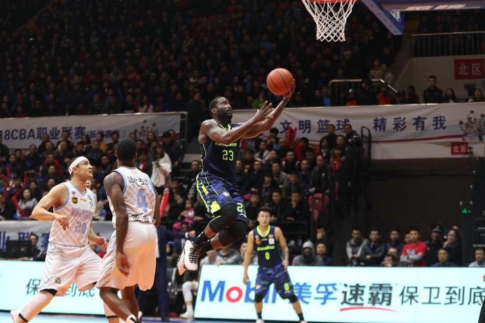 疆粤大战烽火起,卫冕冠军红山主场惨遭华南虎血洗 易建联在新疆队内线布拉切和俞长栋的头顶上演了一次霸气的单手补扣,他的身体在空中完全舒展,手臂如同战斧般狠狠将球砸进篮筐,整个红山体育馆瞬间鸦雀无声。