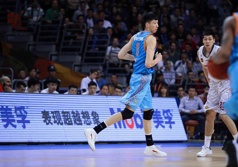 疆粤大战烽火连天,新王加冕背后的铁血与荣耀 可兰白克高高跃起,在空中稳稳出手,用一记精准的跳投为球队贡献关键分数。