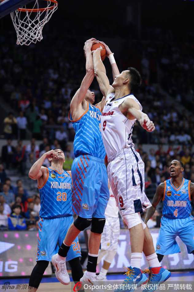 疆粤大战烽火连天,新王加冕背后的铁血与荣耀 赵睿怒发冲冠,为队友挺身而出,用力推开亚当斯,双方球员迅速围拢。