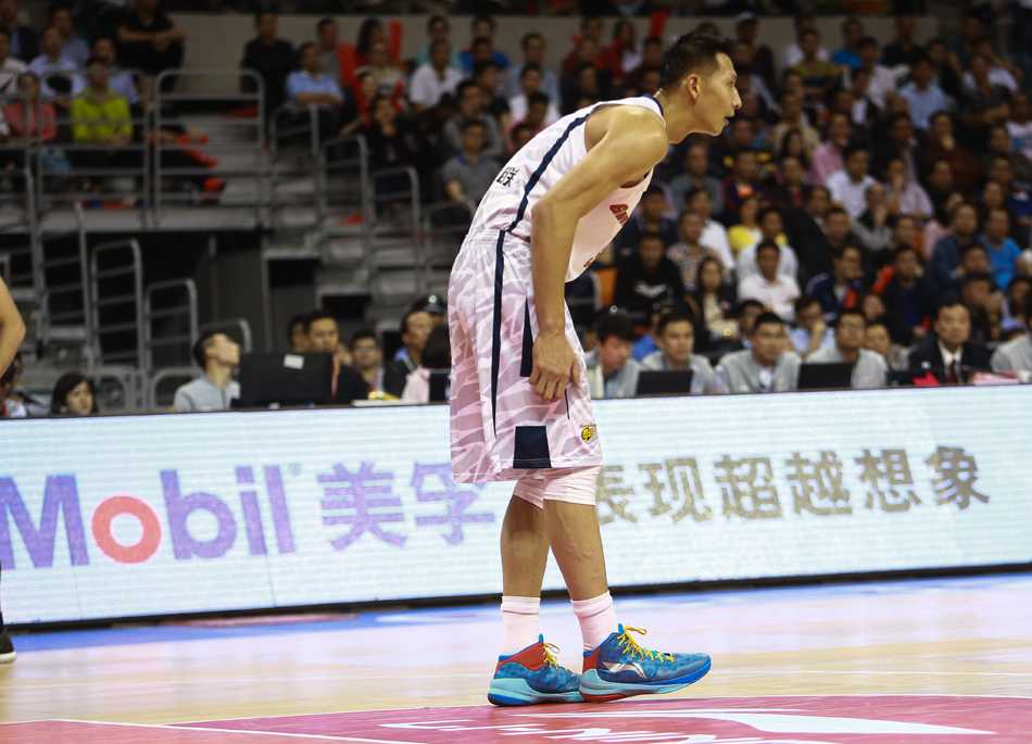 疆粤大战烽火连天,新王加冕背后的铁血与荣耀 决战紫禁之巅,双方球员神情肃穆,在中圈准备跳球,比赛一触即发。