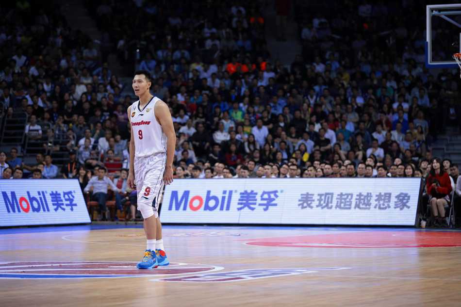 疆粤大战烽火连天,新王加冕背后的铁血与荣耀 周琦手指缠着厚厚的绷带,眼神坚毅,带伤上阵与对手肉搏拼抢。