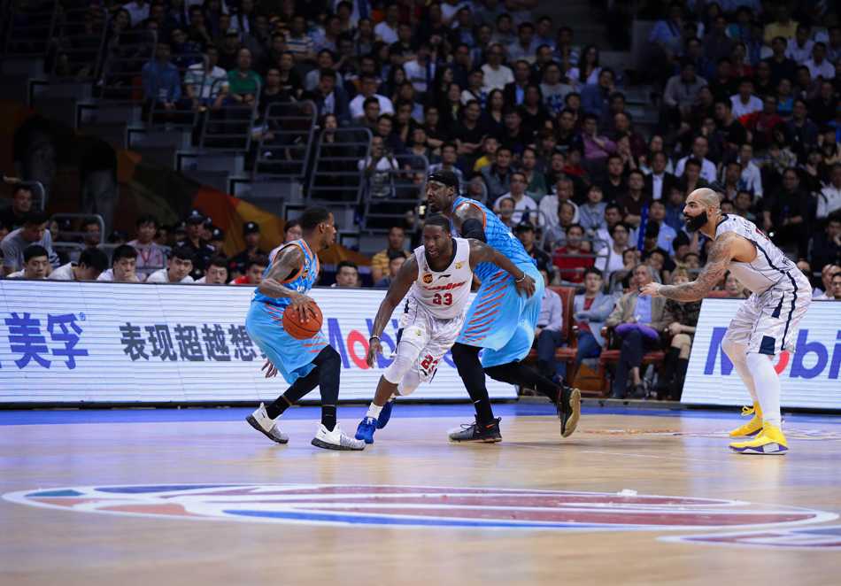 疆粤大战烽火连天,新王加冕背后的铁血与荣耀 西热力江犹如一头雄狮,张开双臂死死缠住广东外援斯隆,寸步不让。