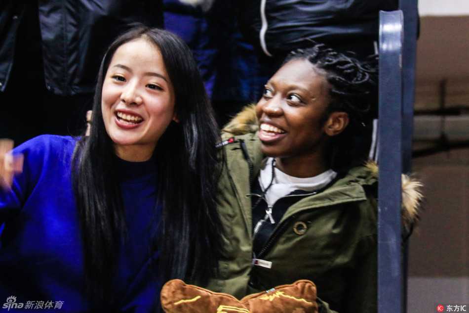 周鹏的妻子在看台上神情专注，当看到丈夫受伤倒地时，她紧咬嘴唇，眼中满是心疼与紧张，完全不顾周围喧嚣的球迷，心已飞到赛场之上。