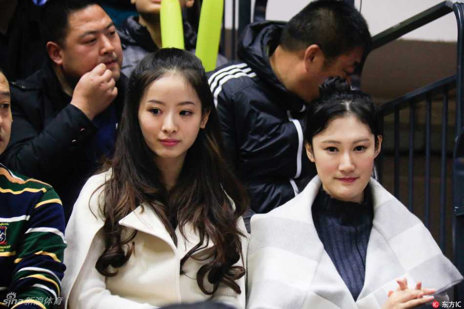 孙桐林女友在现场见证了爱人夺冠的荣耀时刻，她清纯可人的面容带着邻家女孩的亲切感，微笑中透着对胜利的喜悦和对男友的自豪。