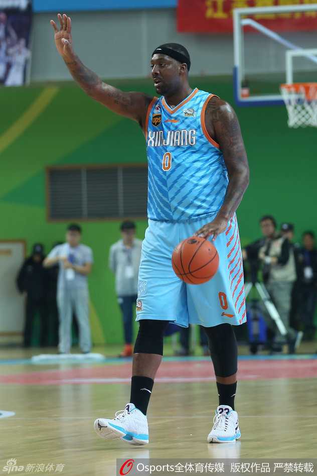 布莱切在高位持球组织，他犹如一位指挥家，用开阔的视野和精准的传球调度着全队的进攻，将“组织中锋”的角色演绎得淋漓尽致。