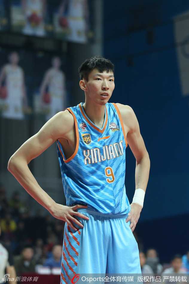 特写镜头下的周琦，眼神专注而犀利，汗水顺着脸颊滑落，这位新疆队的年轻核心在场上散发着与年龄不符的成熟与杀气。