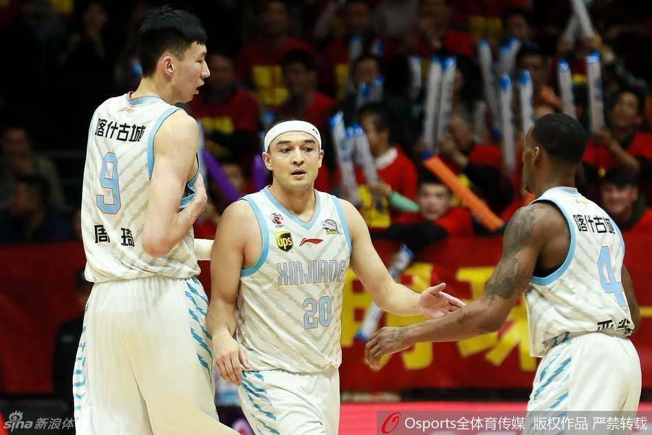 疆粤对决烽烟录:周琦硬撼易建联,西热烈焰燃尽英雄泪 新疆男篮的两位强力外援如巨塔般伫立,他们肌肉紧绷,眼神凌厉,仿佛在向对手展示着牢不可破的铁血防线。