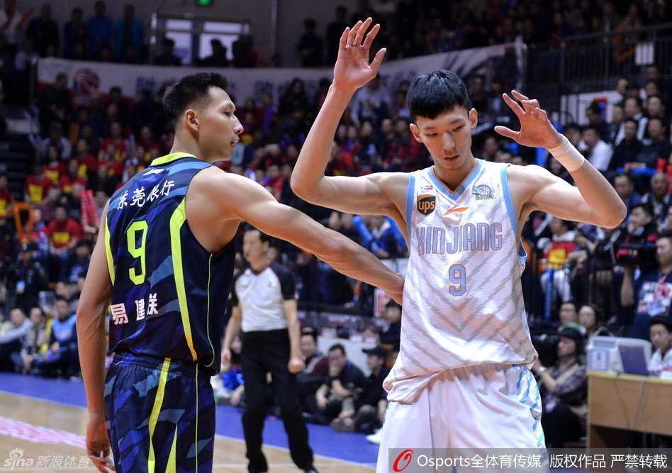 疆粤对决烽烟录:周琦硬撼易建联,西热烈焰燃尽英雄泪 西热力江情绪激动地与当值裁判进行交涉,他的表情写满了无辜与愤慨,汗水顺着脸颊流下,仿佛在诉说着每一次防守的艰辛。