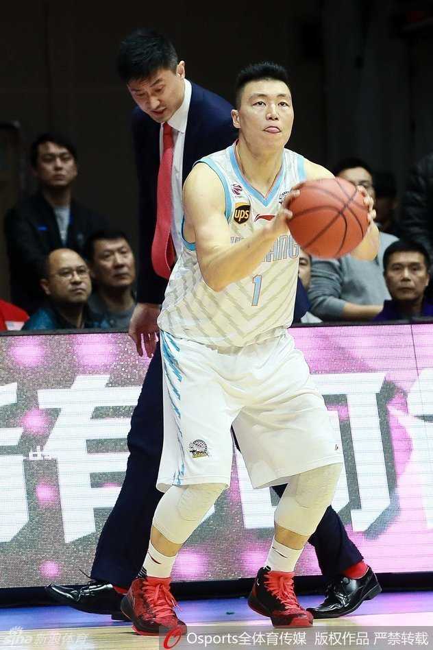 疆粤对决烽烟录:周琦硬撼易建联,西热烈焰燃尽英雄泪 场上两人在卡位中互不相让,肌肉纠缠,眼神交锋,这不仅是身体的较量,更是意志力的暗自比拼,火药味十足。