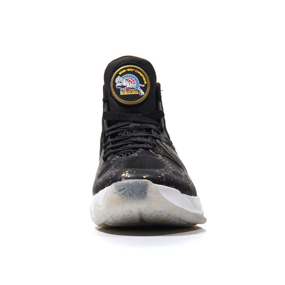 疆耀九州:回眸新疆飞虎首夺CBA总冠军的荣耀战袍与征尘 鞋舌之上,新疆队徽如勋章般镶嵌,金色的丝线绣出了飞虎的威严,诉说着专属的冠军身份。