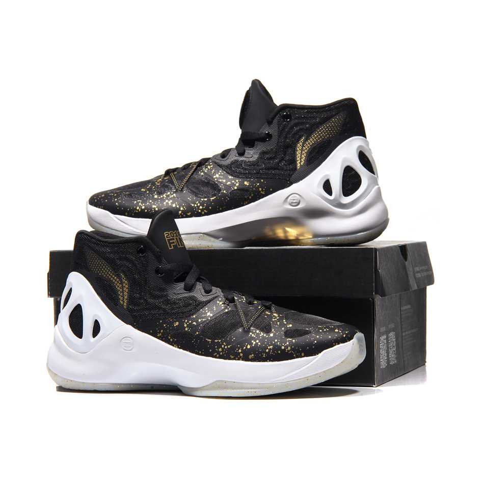 疆耀九州:回眸新疆飞虎首夺CBA总冠军的荣耀战袍与征尘 T恤背面,龙形祥云盘踞成“23”字样,纪念CBA第23载春秋,也见证了新疆飞虎书写历史的一页。