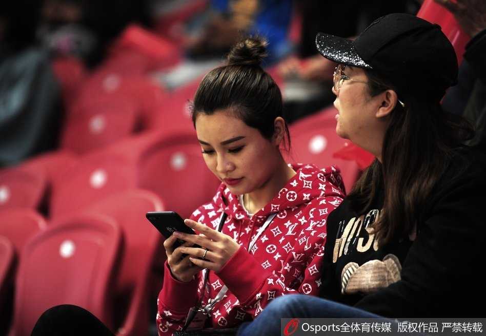 疆辽大战温情一幕:李根爱妻丸子头造型惊艳看台 看台上的李根妻子与友人热聊,她时而掩面微笑,时而紧张凝视球场,表情随着比赛的跌宕起伏而变化,内心牵挂可见一斑。