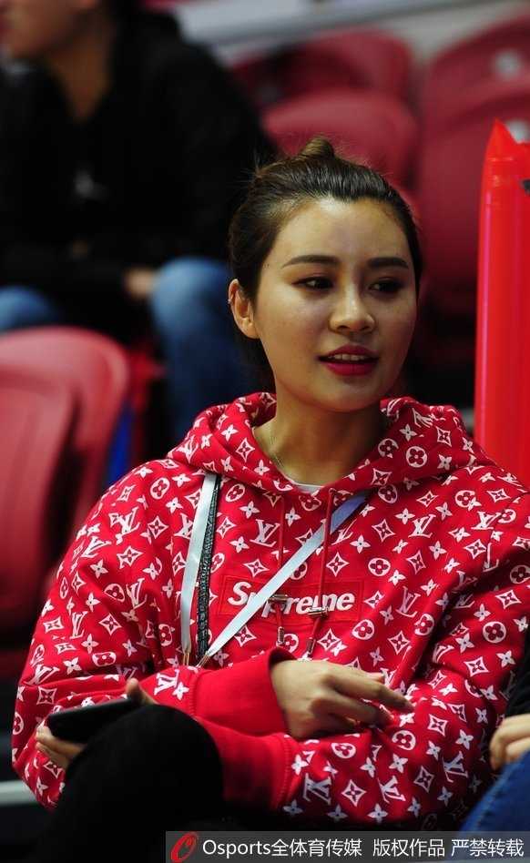 疆辽大战温情一幕:李根爱妻丸子头造型惊艳看台 赛场边的温情一幕:李根妻子观看比赛时微微侧身,丸子头造型显得她青春洋溢,她正与友人分享观赛感受,心情似乎不错。