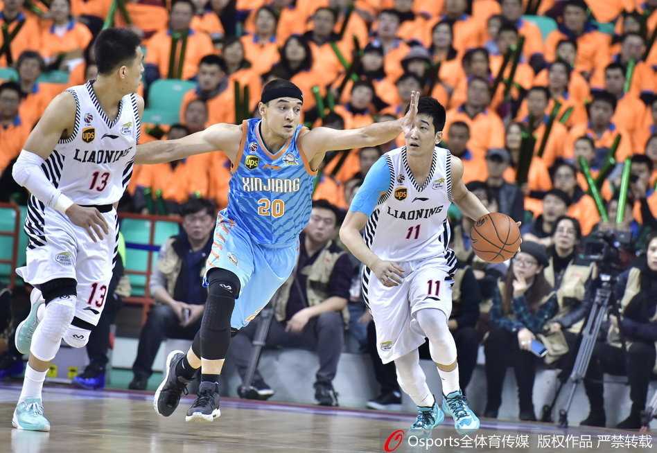 疆辽大战经典回眸:韩德君篮下称霸,西热力江铁血防守 球场中央,郭艾伦如一道闪电般强行突破,他压低重心,三步并作两步直杀新疆队腹地,即使面前是长臂林立,也无法阻挡他上篮的决心,动作中充满了不服输的倔强。