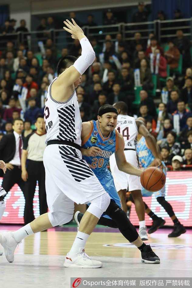 疆辽大战经典回眸:韩德君篮下称霸,西热力江铁血防守 面对新疆队多人围堵,兰多夫毫无惧色,他咬牙强起,试图在肌肉丛林中杀出一条血路完成上篮。虽然防守者遮天蔽日,但这股拼劲正是辽宁队永不放弃的缩影。