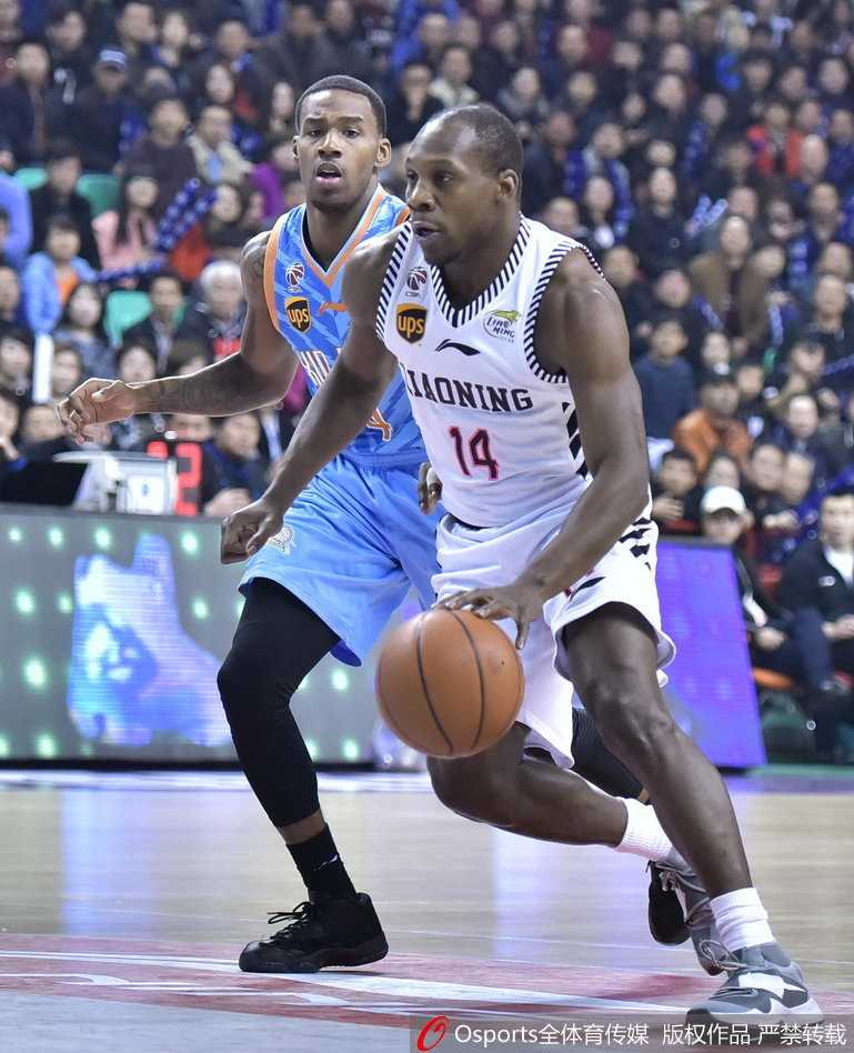 疆辽大战经典回眸:韩德君篮下称霸,西热力江铁血防守 激烈的拼抢后,裁判的哨声打破了场上的平衡。西热力江情绪激动地摊开双手,与相熟的刘志轩进行着简短的交谈,随即又转身与裁判进行交涉,试图为球队争取一个有利的判罚。