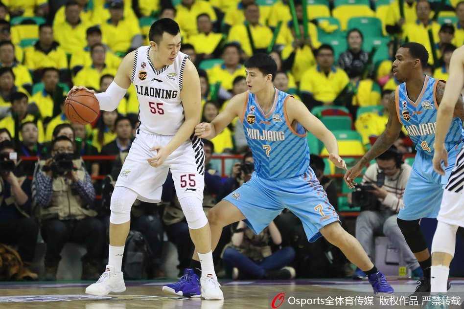 疆辽大战经典回眸:韩德君篮下称霸,西热力江铁血防守 辽宁队禁区内的巨无霸韩德君,正用他庞大的身躯牢牢卡住位置,背身单打新疆防守悍将西热力江。西热力江下盘稳固,毫无畏惧,上演着一出精彩的“重量级”对决。