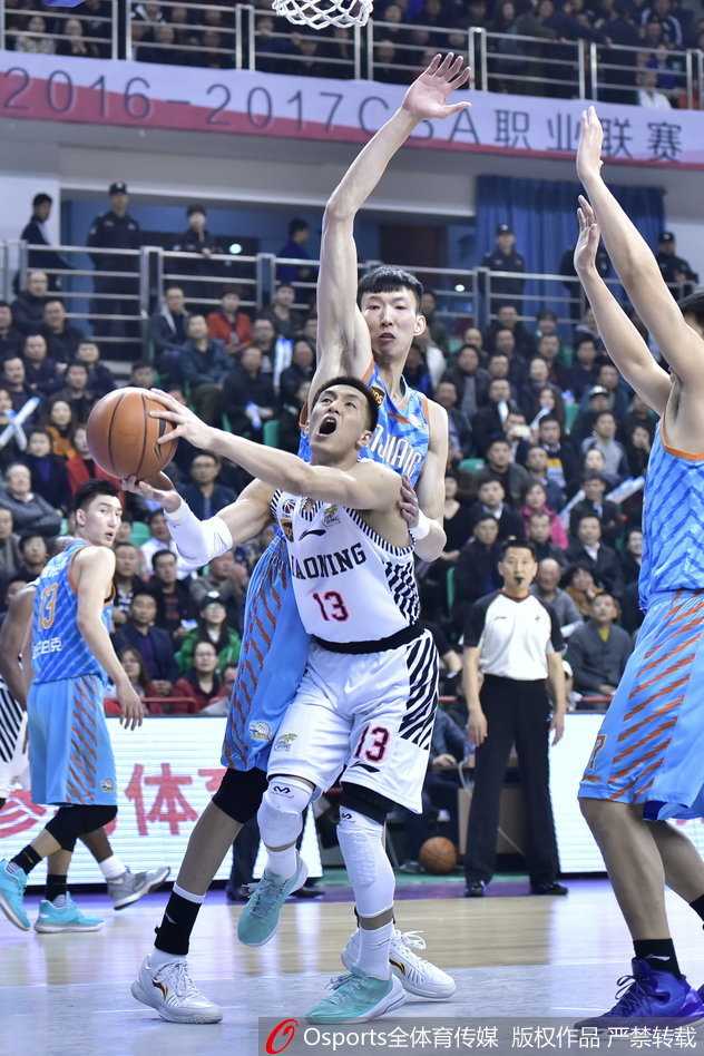 疆辽大战经典回眸:韩德君篮下称霸,西热力江铁血防守 新疆队的罗旭东稳稳地将球运过半场,眼神机警地观察着队友的跑位。在他身边,外援亚当斯同样在冷静地审视辽宁队的防守布局,两人用节奏控制着比赛的脉搏。
