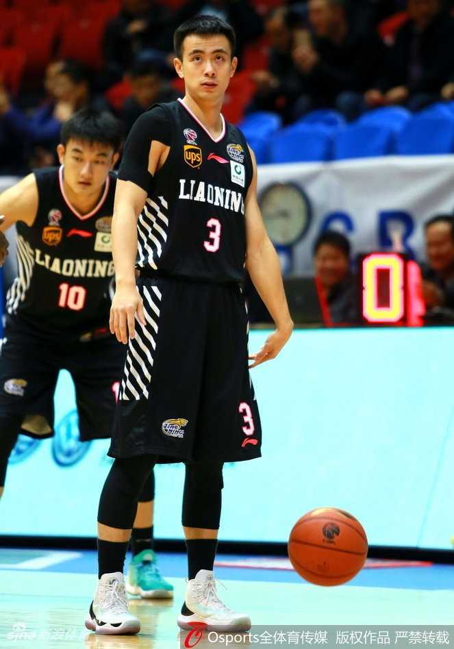 裁判组围在技术台前仔细回看录像，这次判罚不仅关乎比赛胜负，更是对新赛季启用规则的一次重要实践与检验。