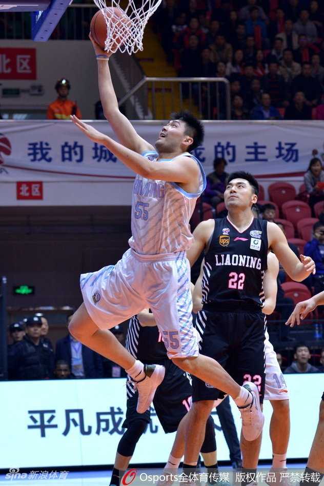 辽宁核心哈德森状态神勇，无视防守强行出手，他上半场百发百中的火热手感是球队建立巨大优势的利器。