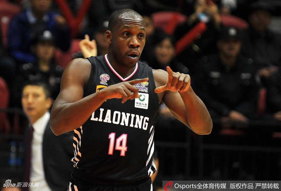 赵继伟全力追防亚当斯，手臂交织的瞬间成为整场比赛的焦点，这次战术犯规的时机和动作尺度引发了裁判组的慎重考量。