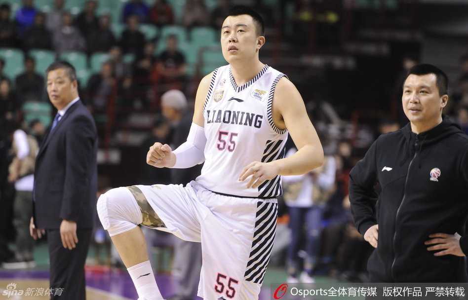 热身时刻赵继伟用他特有的灵性指挥着队友跑位，一旁的韩德君憨笑着放松肌肉，两人这一静一动的组合正是辽宁男篮的节奏基石。