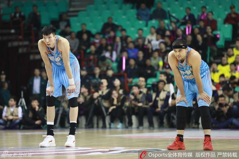 内线绞杀周琦在新疆队多人包夹下奋力护球，尽管被围困，但他的长臂依然试图为队友创造一线生机。