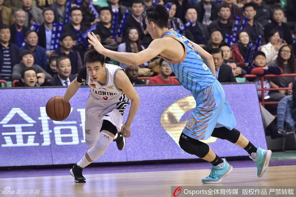 新疆队球员在全场球迷的助威声中依次出场，眼神中透露出对胜利的渴望，红山体育馆的魔鬼氛围已然拉满。