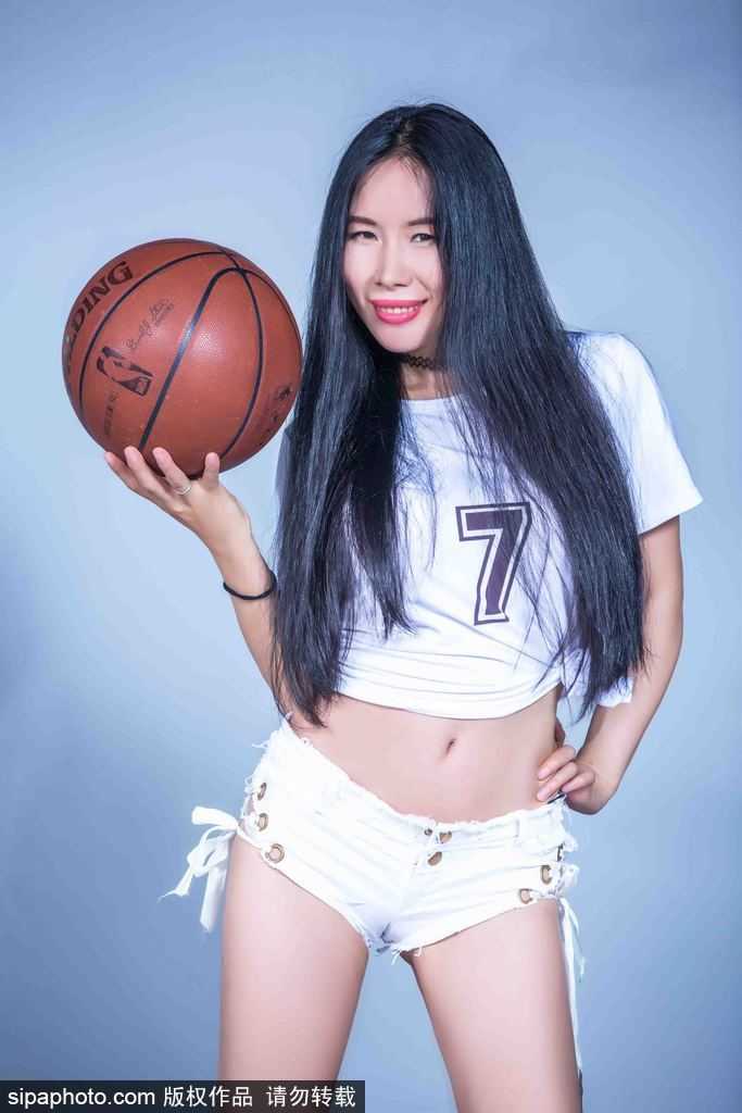 白衣热舞正青春:解码广东宏远啦啦队的赛场内外 双人组合俏皮互动,青春气息透过屏幕扑面而来