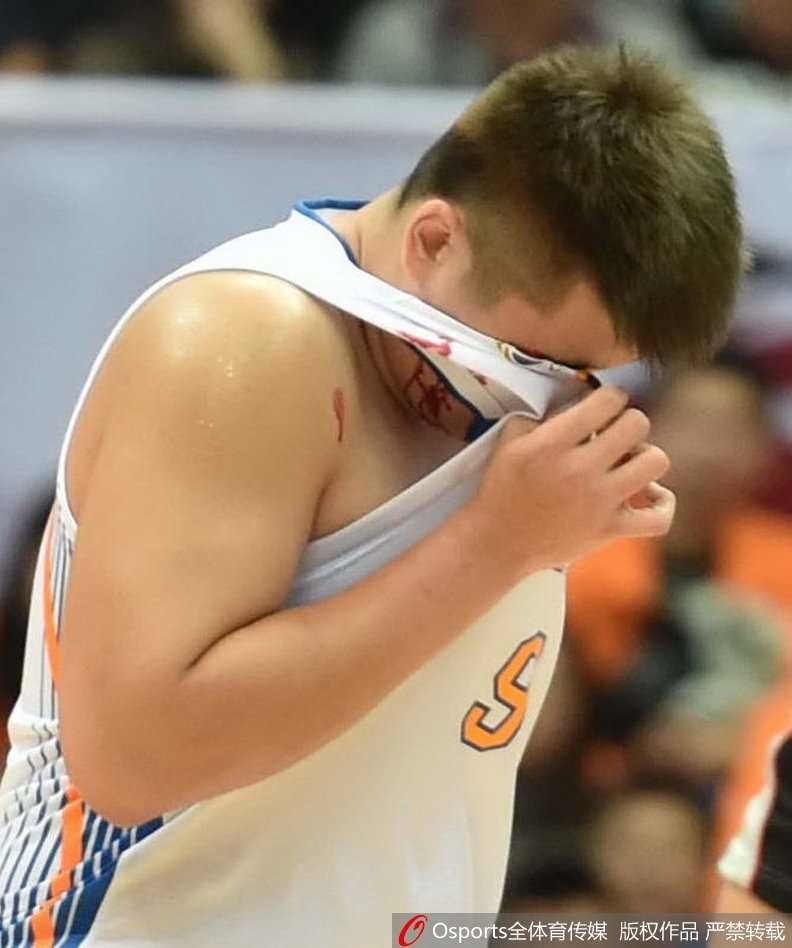 队医用厚厚的纱布紧紧按住徐煜峰伤口，徐煜峰表情痛苦却依然保持站立，等待进一步处理