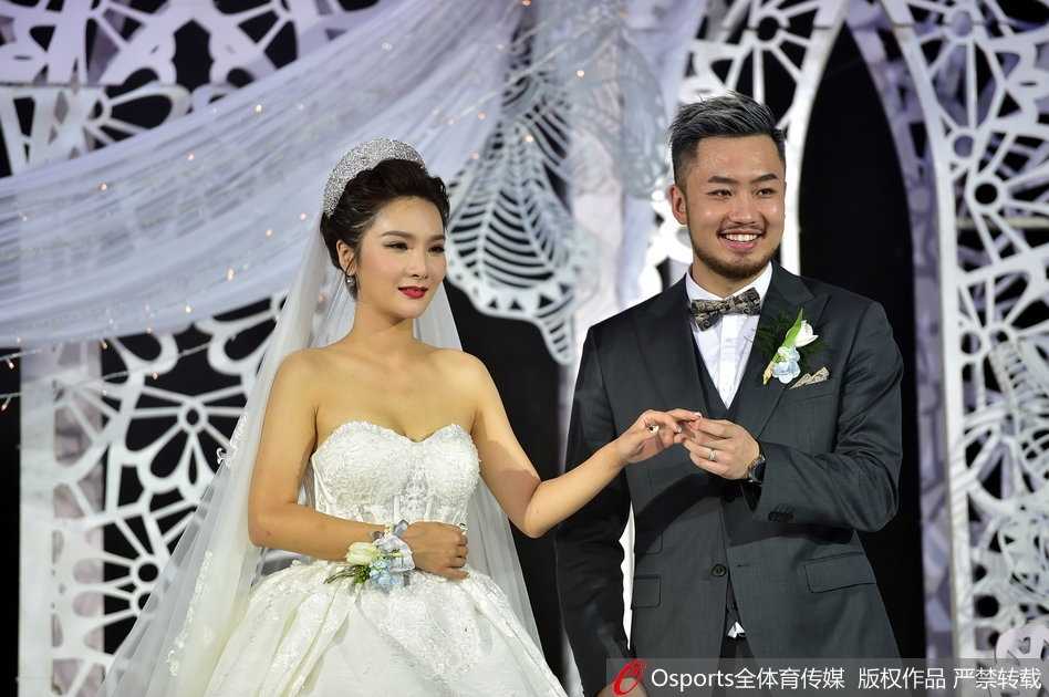 睢冉哽咽见证执子之手,男篮众星闪耀队友婚礼现场 执手一生,新人在婚礼舞台上深情拥吻,定格最甜蜜浪漫的幸福瞬间