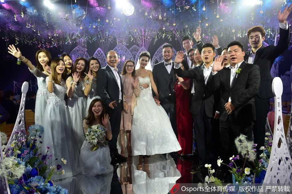 睢冉哽咽见证执子之手,男篮众星闪耀队友婚礼现场 帅气逼人,周琦与帅气新郎及伴郎团合影,西装笔挺尽显型男魅力