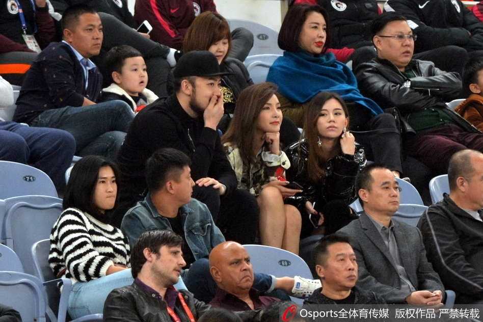 睢冉携爱妻观战鲁能大胜辽足,场边秀恩爱见证降级一刻 睢冉揽着妻子的肩膀缓缓步出体育场,妻子的长裙在夜风中飘动,两人在灯光的映衬下留下一道修长的背影。