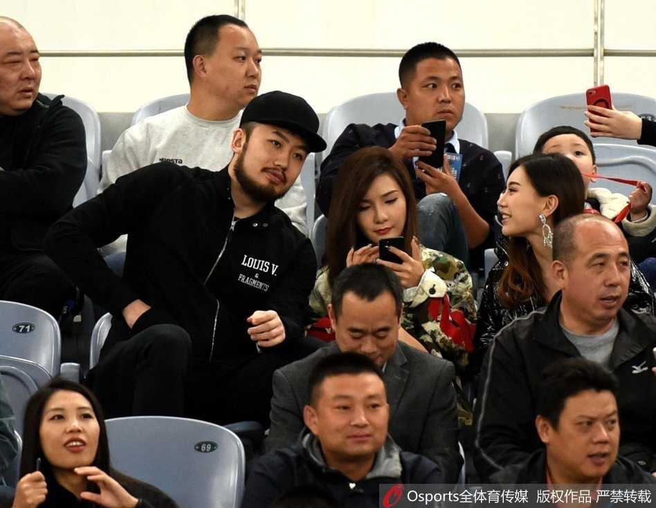 睢冉携爱妻观战鲁能大胜辽足,场边秀恩爱见证降级一刻 睢冉夫妇在辽足降级的落寞背景中显得神情严肃,两人目光望向远方,似乎也在感叹竞技体育的残酷。