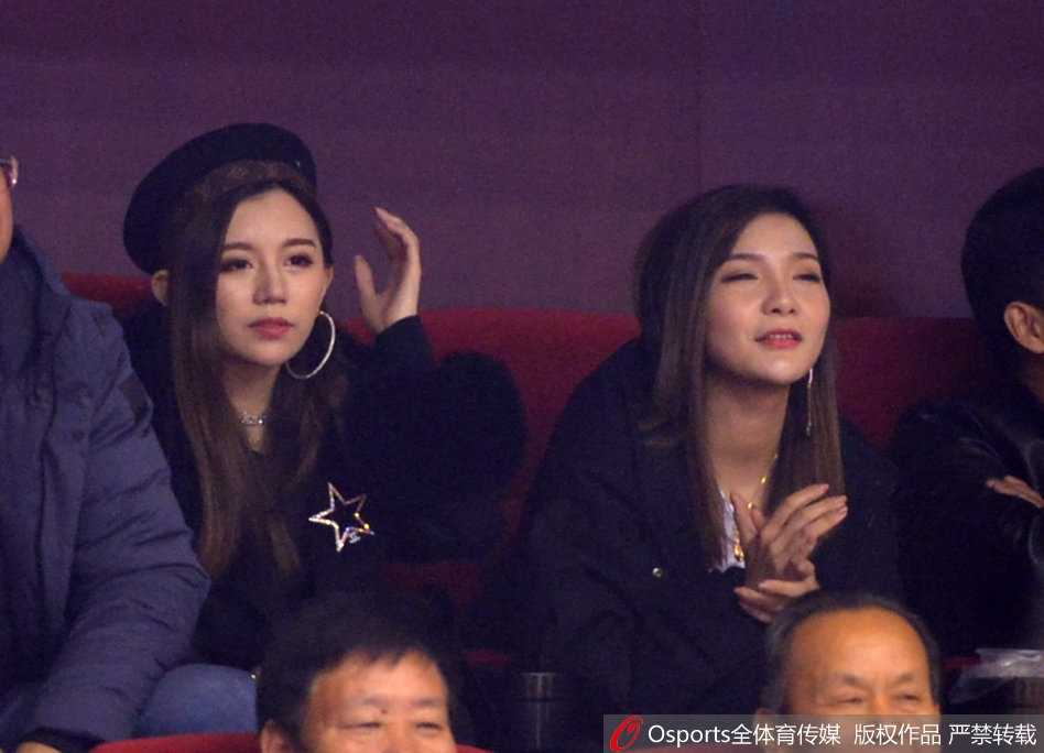 睢冉爱妻携丁彦雨航女友场边助阵,山东德比憾负青岛 丁彦雨航女友举起手机,记录下球场内的某个瞬间。或许是想拍下爱人罚球时的英姿,又或许是想留住这片红色海洋的喧嚣。闪光灯在她脸上映出微光,也映照出对这场胜利的殷切期盼。