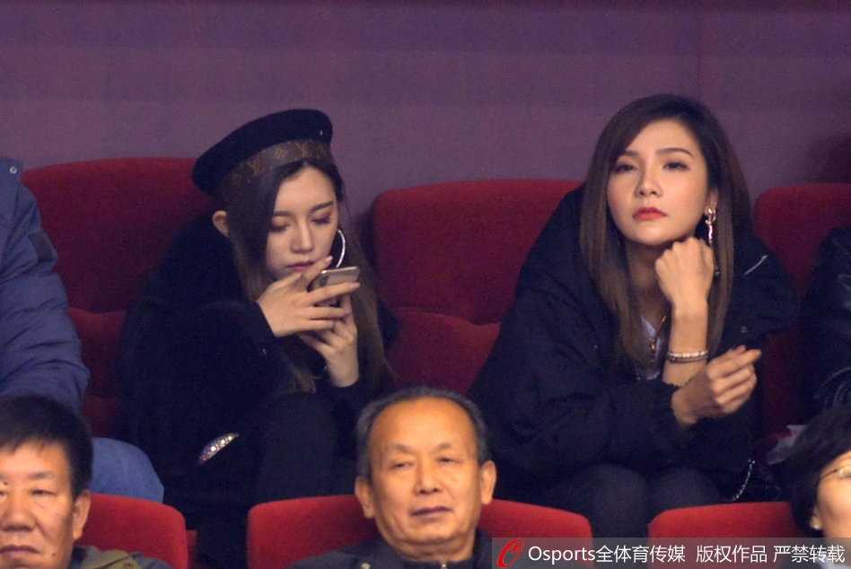 睢冉爱妻携丁彦雨航女友场边助阵,山东德比憾负青岛 终场哨响,山东队遗憾落败。看台上的睢冉爱妻神情略显落寞,眼神中透出一丝难以置信。她看着场内失落的丈夫和队友们,此刻的寂静与赛前的喧闹形成鲜明对比,德比战的残酷在这一刻展现得淋漓尽致。