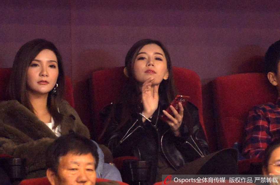 睢冉爱妻携丁彦雨航女友看台亮相,京鲁大战场外风景线温情上演 丁彦雨航女友李莎莎随人群起身欢呼,脸上洋溢着自豪与喜悦,她美丽的身影与球场上的胜利光芒交相辉映。